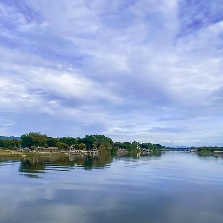 Tara Raft Hotel Kanchanaburi Buitenkant foto