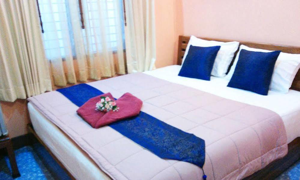 Tara Raft Hotel Kanchanaburi Buitenkant foto
